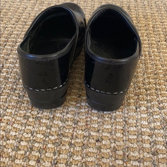 black patent clogs - Picture 4 of 5